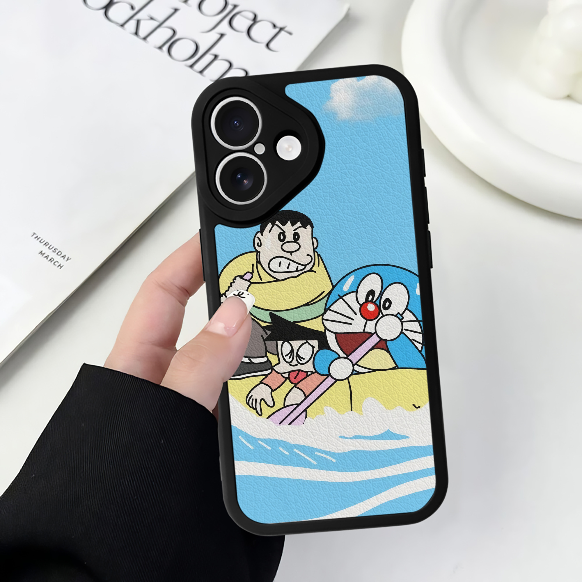 （画像用） ドラえもん Doraemon 【iPhone 16シリーズ対応】シリコンスマホケース（レザー調） 材質：シリコン